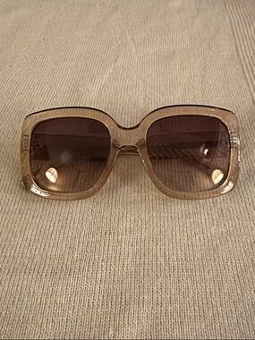“Bethenny” Women’s Square Oversized Sunglasses in Translucent Carmel